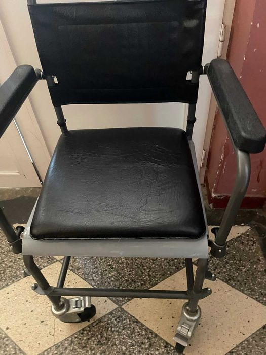 Scaun handicap cu wc si roti (toaleta)