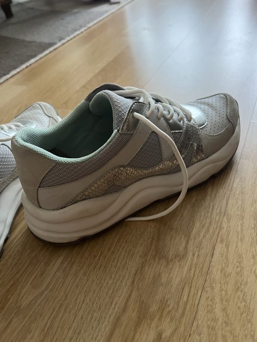 Санадали и маратонки от естествена кожа