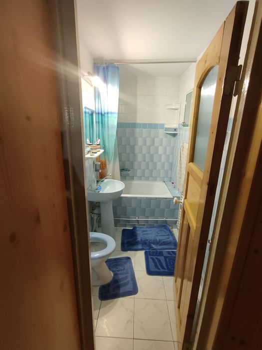 Inchiriez apartament cu 3 camara