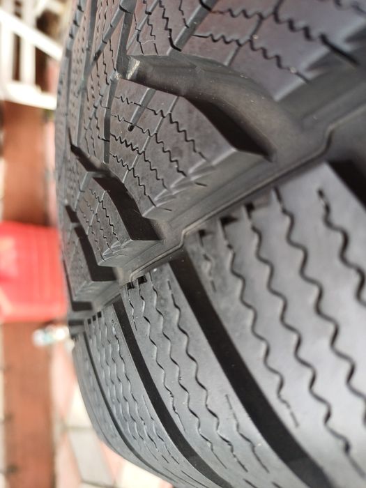 Vând 4 anvelope de iarna 225 65 r17 DUNLOP aproape noi