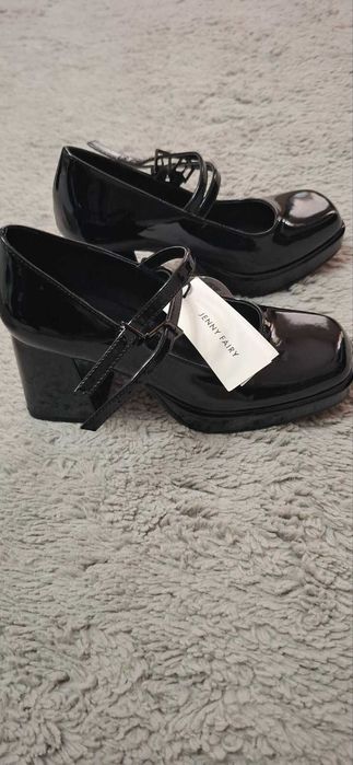 Дамски обувки чисто нови 37 номер подходящи да пролет и есен