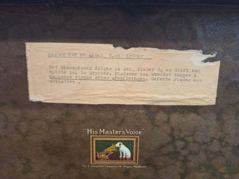 Ретро преносим грамофон с куфарче