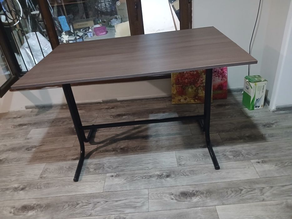 Продам стол для кухни для гостиной