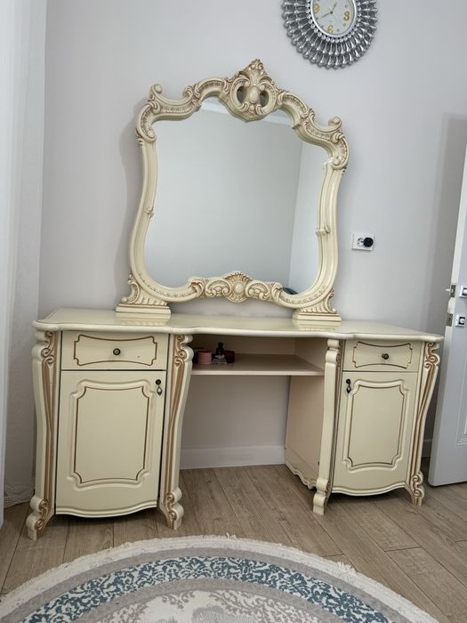 Трюмо с зеркалом и двумя тумбочками!