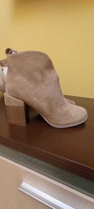 Botine noi  piele întoarsă