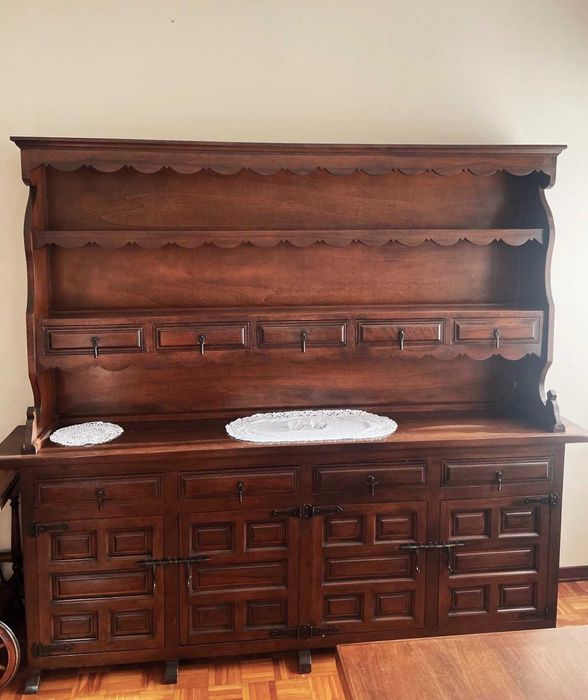 Античен италиански бюфет с надстройка – масивно дърво и метален обков