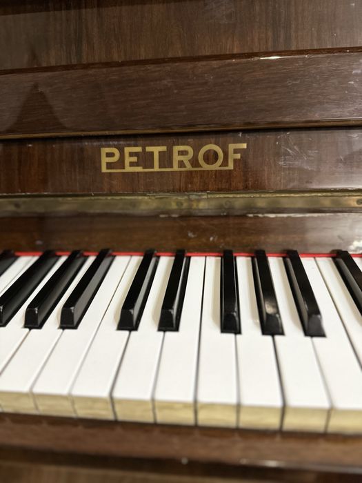 Продам пианино PETROF