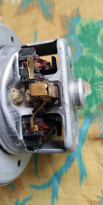 Електромотор за прахосмукачка PANASONIC 1200 W с 2 гумени уплътнения.