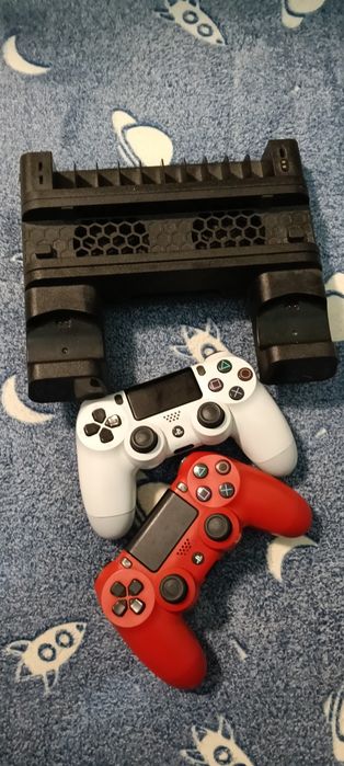 Vând PS4, jocuri și joystick.