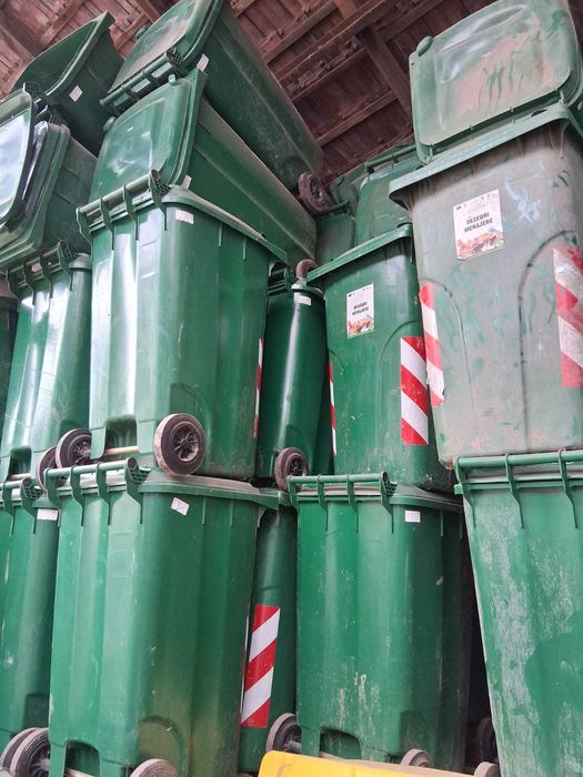 Vand pubele noi verzi la pret negociabil