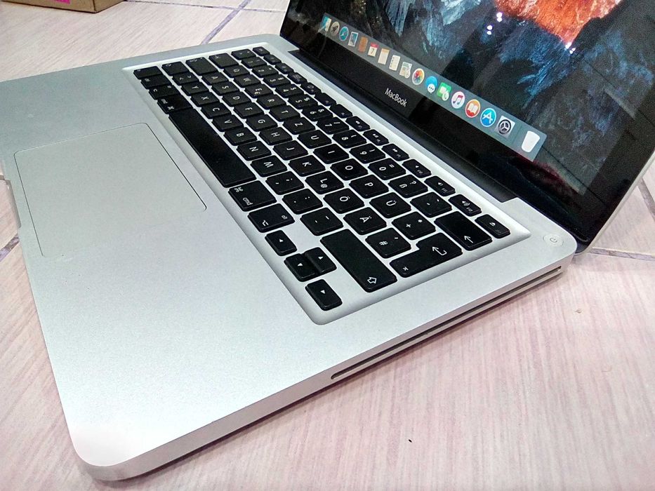 MacBook(13.3-inch)/Intel Core 2 Duo,2GHz/4gb RAM/500 GB HDD/El Capitan