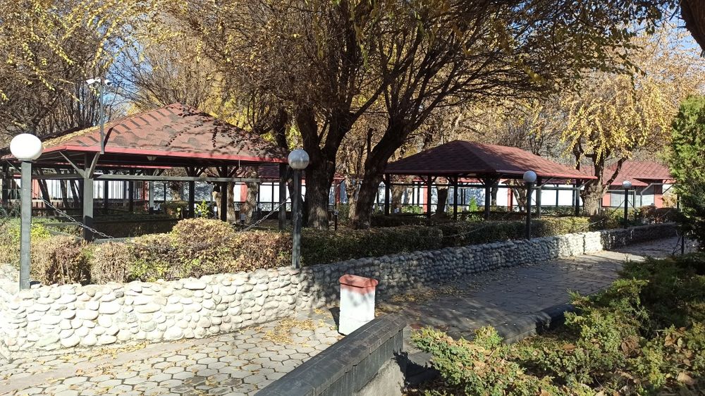 Продаётся участок в городе- 0,5 гектара