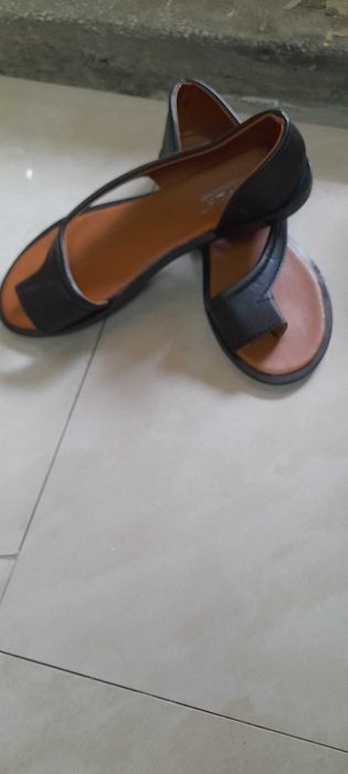 Чисто нови сандали