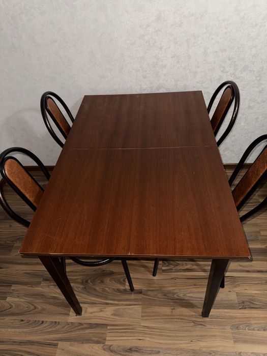 Стол со стульями