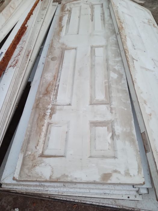 Деревянный дверь.