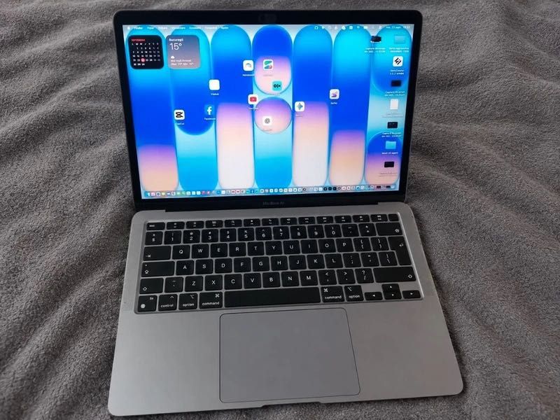 MacBook Air M1 2020 8GB/256GB - Excelentă stare + Cutie originală