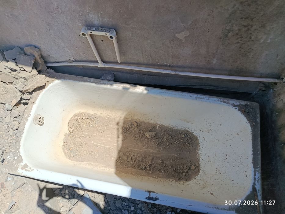 Vanna chugun razmeri 150 ga 60  oyoqlari bor