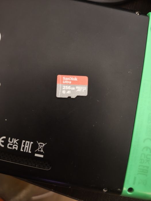 Nintendo Switch 1 с 2 комплекта джойстици и 256GB SD карта