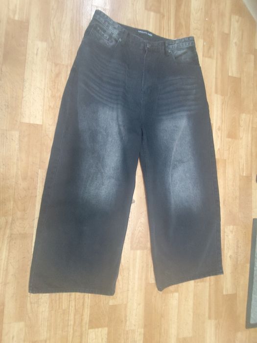 Широкие , стильные джинсы