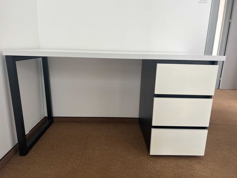 Офисно бюро в стилен минималистичен дизайн