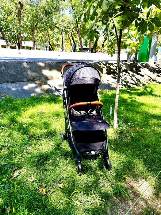 Новая коляска чемодан, в коробке, с выдвижной ручкой.  Черная расцвет