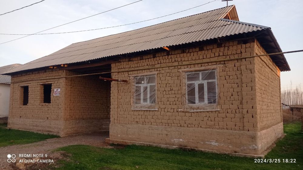 Уй 20 сотих 5 хона 2 хонасини Ичида пол потолок эшик ойна бор