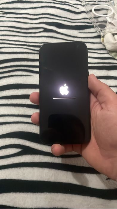 Vand iPhone 15 negru