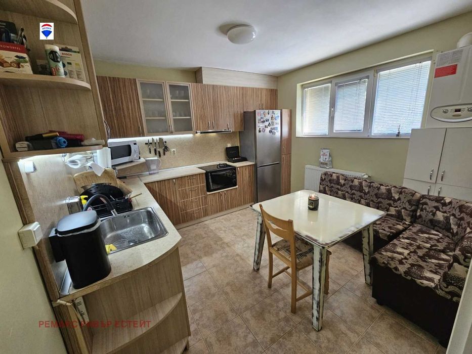 Тристаен апартамент за продажба кв. Родина 1