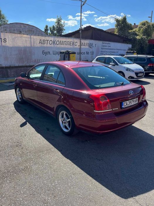 Toyota Avensis, 2004 година, бензин, в движение, цвят бордо