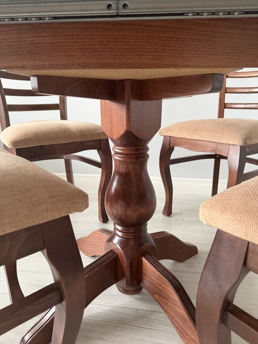 Маса със столове