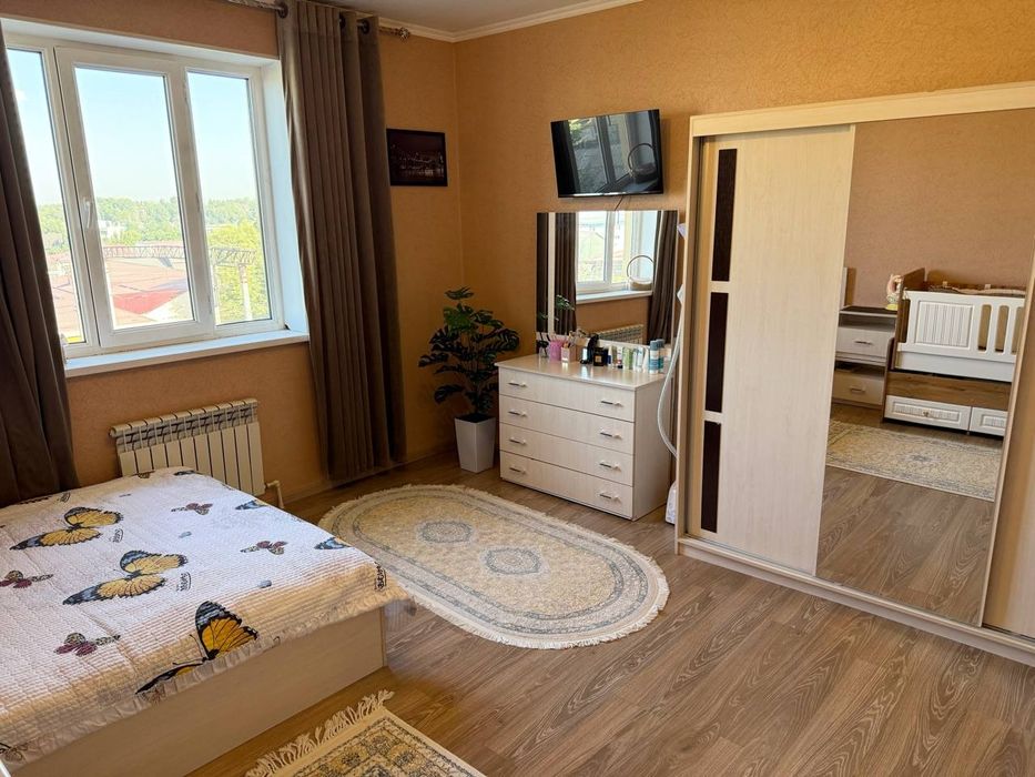 Срочно  Продаётся  2 ком квартира на  Бузбазаре с  ремонтом и  мебелью