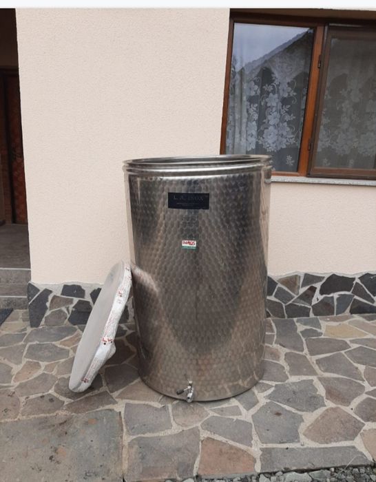 Vind cisterna de inox