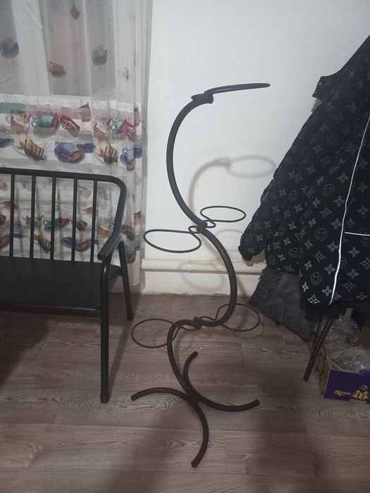 Продам удобную цветочнецу итажерку звоните