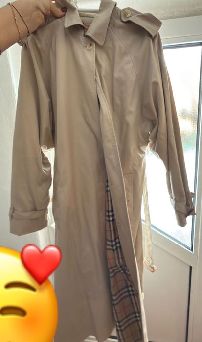 Trench Burberry, în stare foarte buna si este purtat o singura data,.