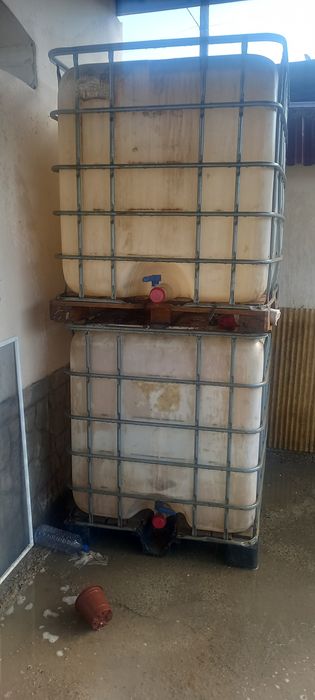 Продаю куб ёмкость 1тонна   состаяние отличное. .