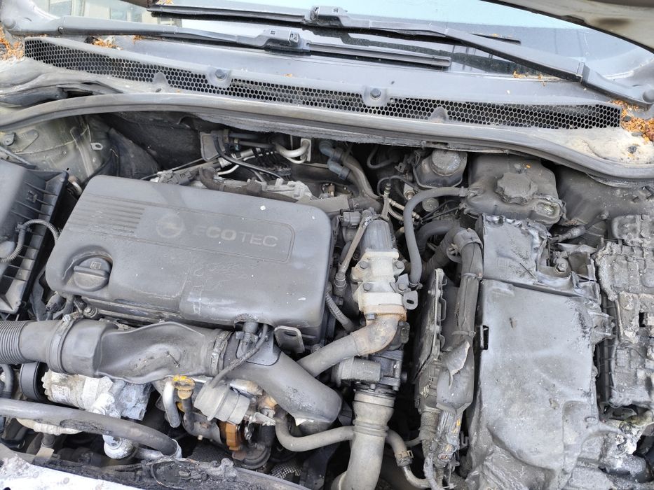 Vând Opel Astra J Sports Tourer 2010 – avariat incendiu – pentru piese sau dezmembrări