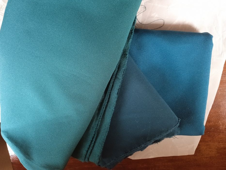 Ткань (материал зелёный) плательная костюмная. 2 вида. Размер на фото.