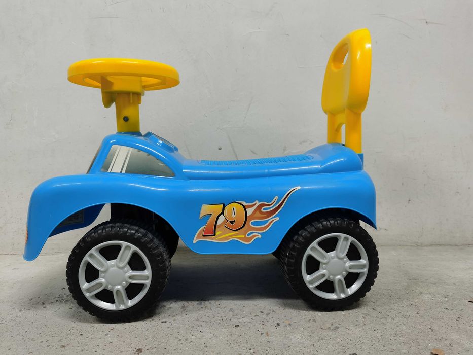 Детска кола за бутане с крачета.