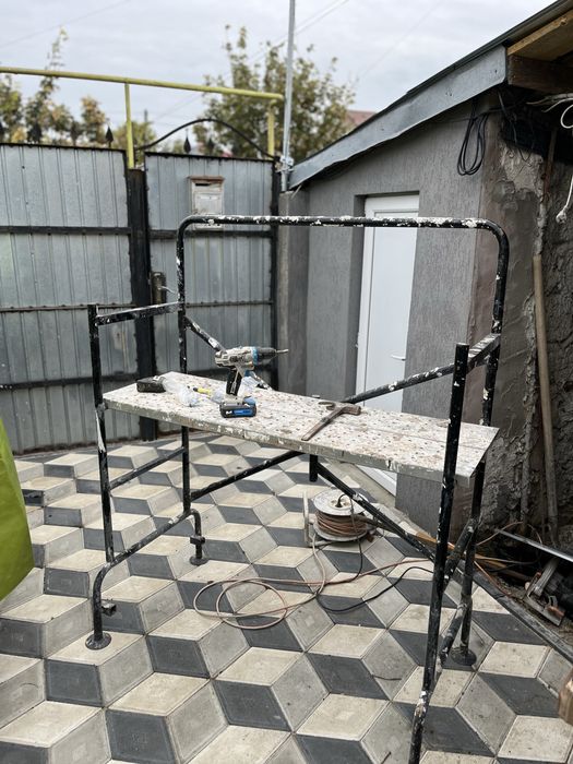 Vand diferite scule pentru constructii