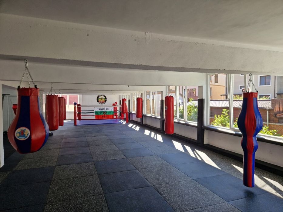 БЪЛГАРСКО ПРОФЕСИОНАЛНО ПРОИЗВОДСТВО и ремонт на зали за бойни и гимнастически спортове : произведено от : Лишейков ЕООД !