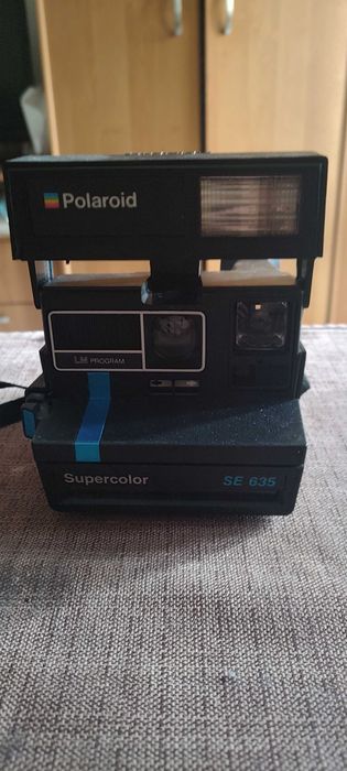 Продавам Фотоапарат POLAROID. В отлично състояние. С оригинална/празна/ касета.