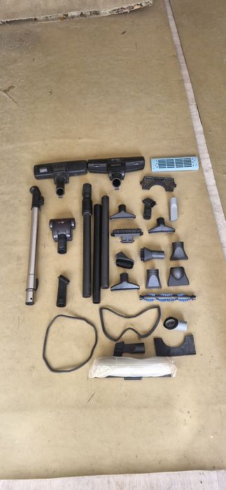 Запчасти от пылесоса .щетки.