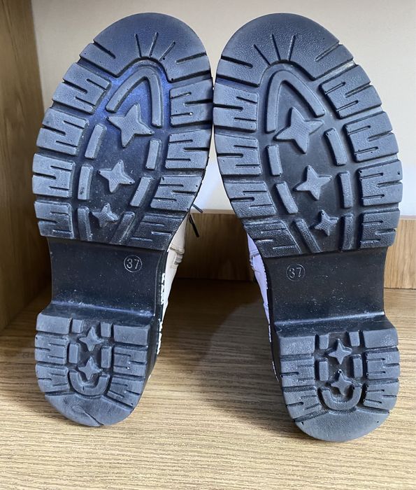 Продам  Осенние Зимние Ботинки . 37 размер.