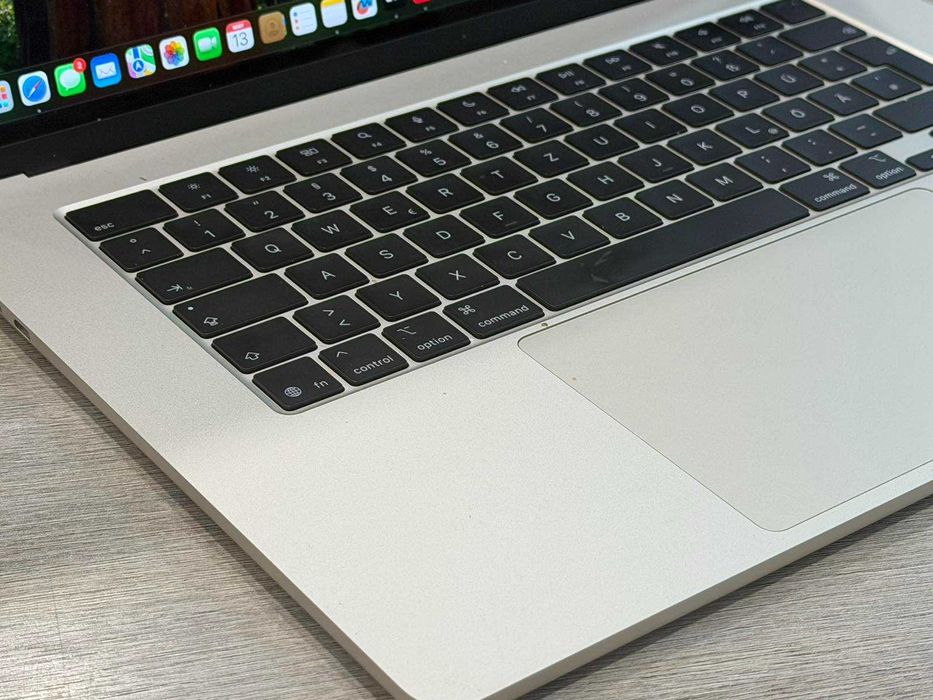 MacBook Air 15” M4 – 16GB RAM / 512GB SSD