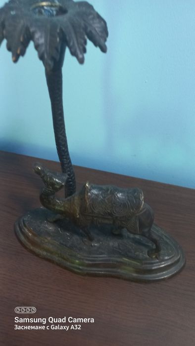 Бронзова Масивна тежка статуетка свещник камила с палма