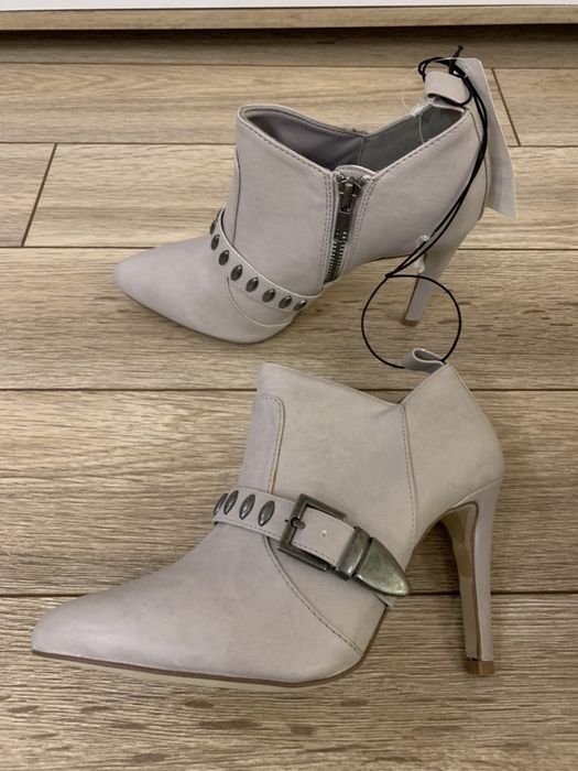 Чисто нови с етикет боти на H&M, бежово-сиво. Ток 9,5 см.