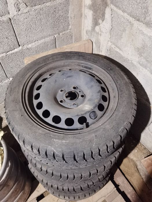 Vând 4 cauciucuri iarnă cu tot cu jante tabla