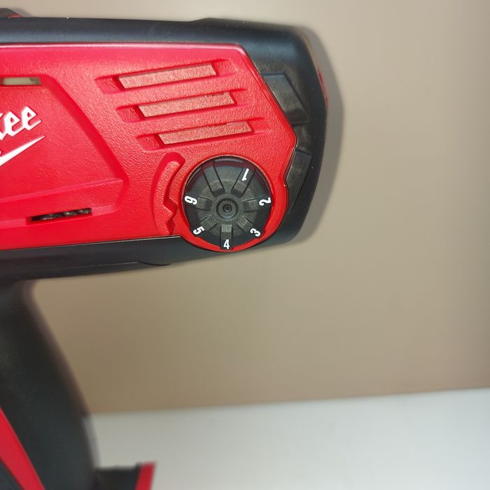 Акумулаторен пистолет за силикон Milwaukee C18 PCG/310C