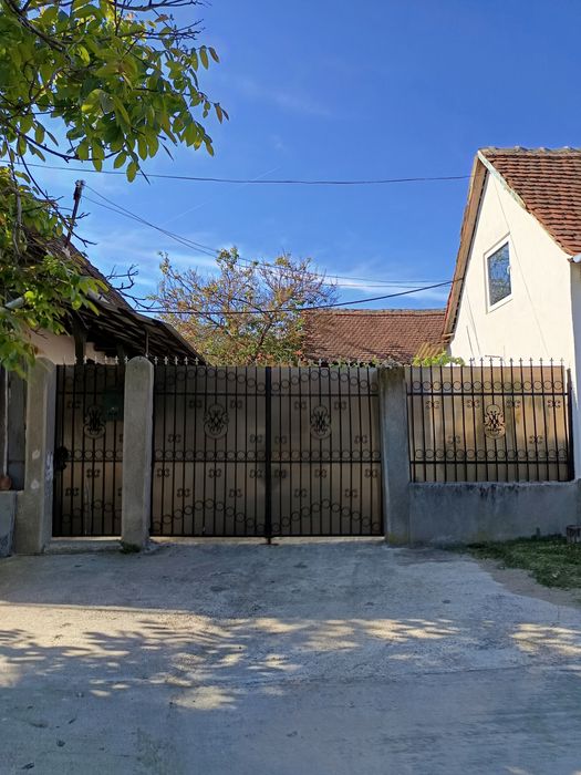 Vând casă în buteni 32.000 euro negociabil