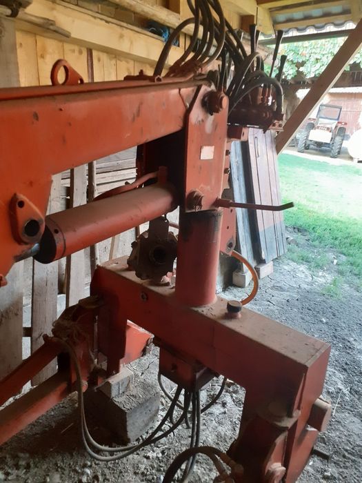 Mașină de săpat sau încărcat gunoi